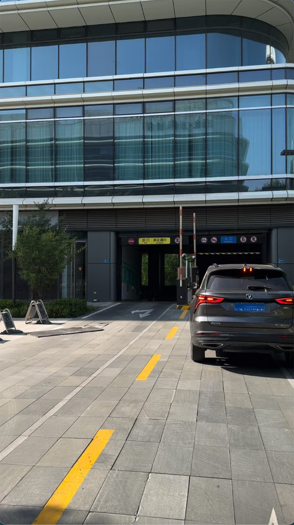 距離大興機(jī)場(chǎng)航站樓2公里停車(chē)場(chǎng)多少錢(qián)停一天